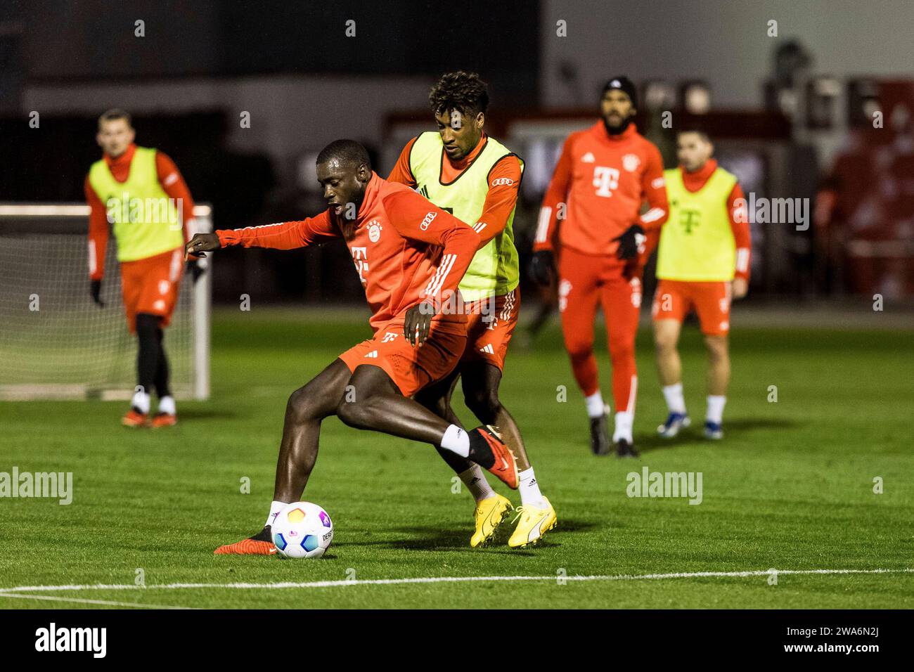 Zweikampf Im Training Dayot Upamecano (FC Bayern M?nchen, #2), Kingsley ...