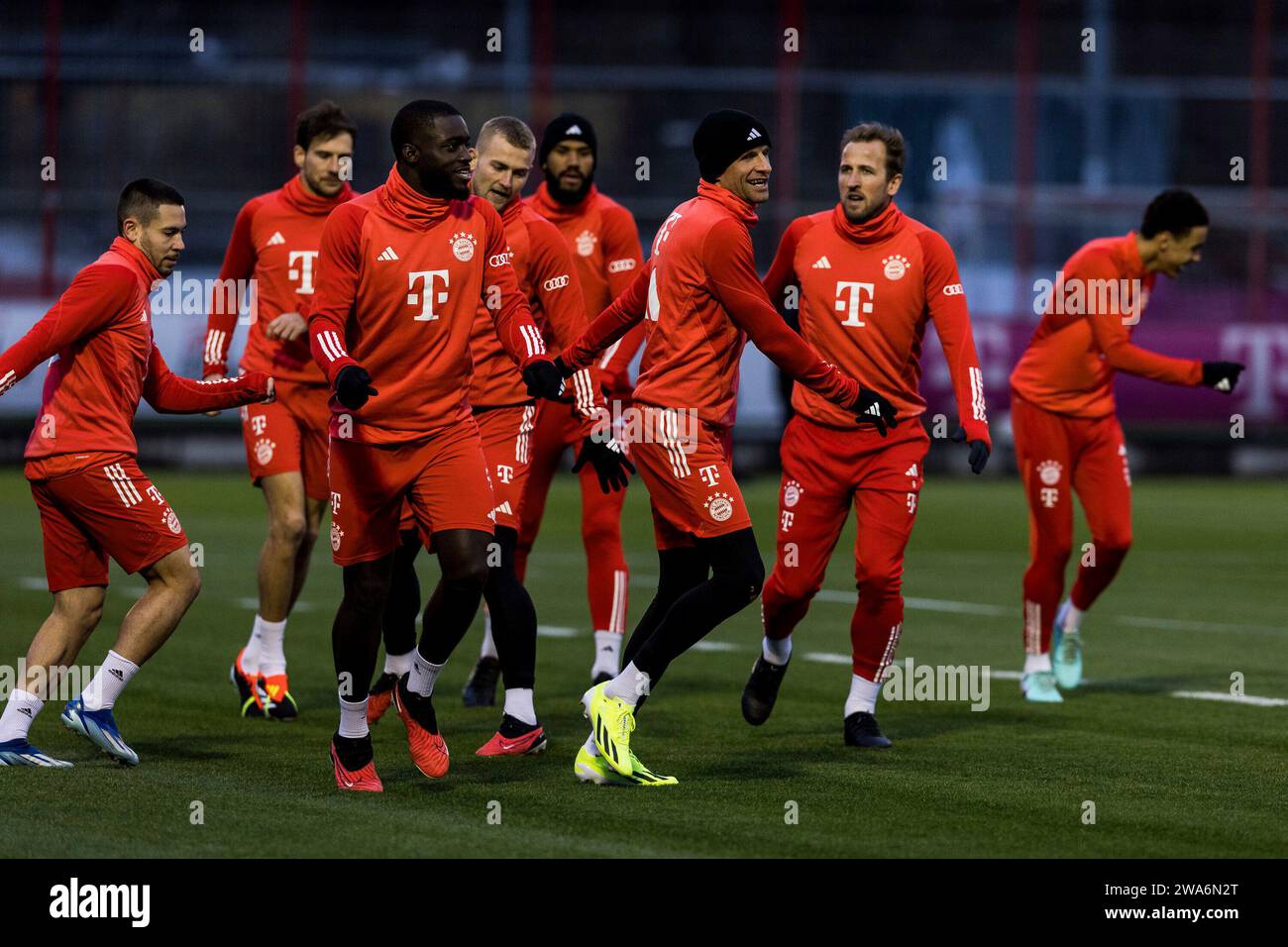 Warmlaufen Zu Trainingsbeginn Thomas M?ller (FC Bayern M?nchen, #25 ...