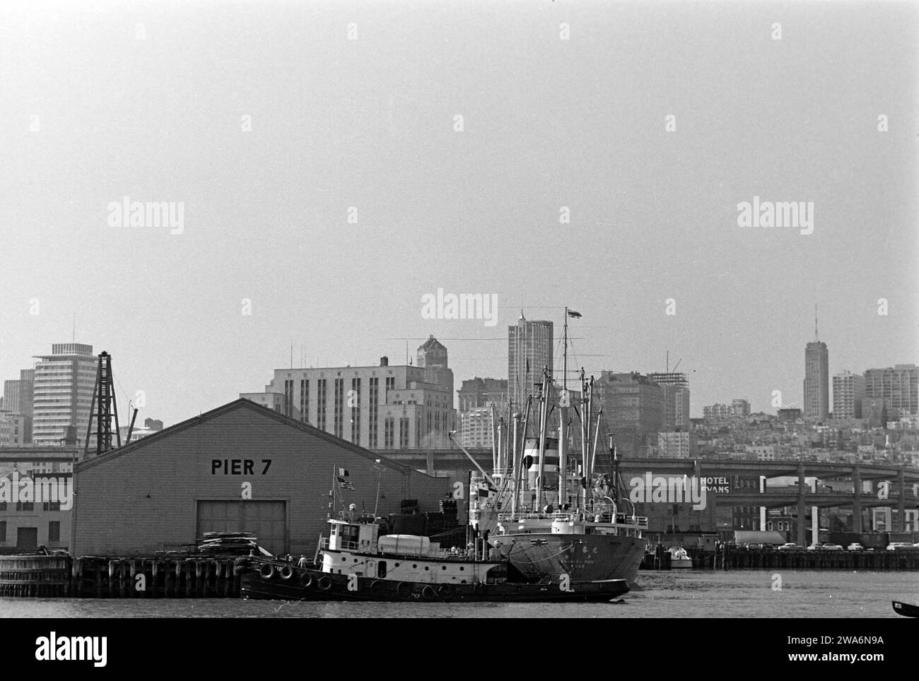 Ein Schleppkahn liegt am ehemaligen Pier 7 von San Francisco, der 1973 abbrannte und 1989 abgerissen und wieder aufgebaut wurde, San Francisco 1962. A tugboat is moored at San Francisco's former Pier 7, which burned down in 1973 and was demolished and rebuilt in 1989, San Francisco 1962. Stock Photo