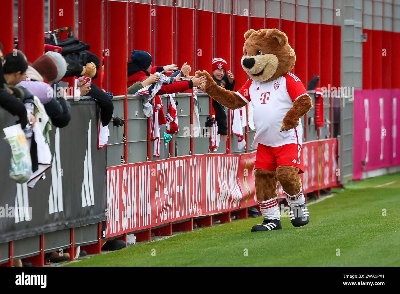 Muenchen, Deutschland. 02nd Jan, 2024. Maskottchen Berni mit Fans ...