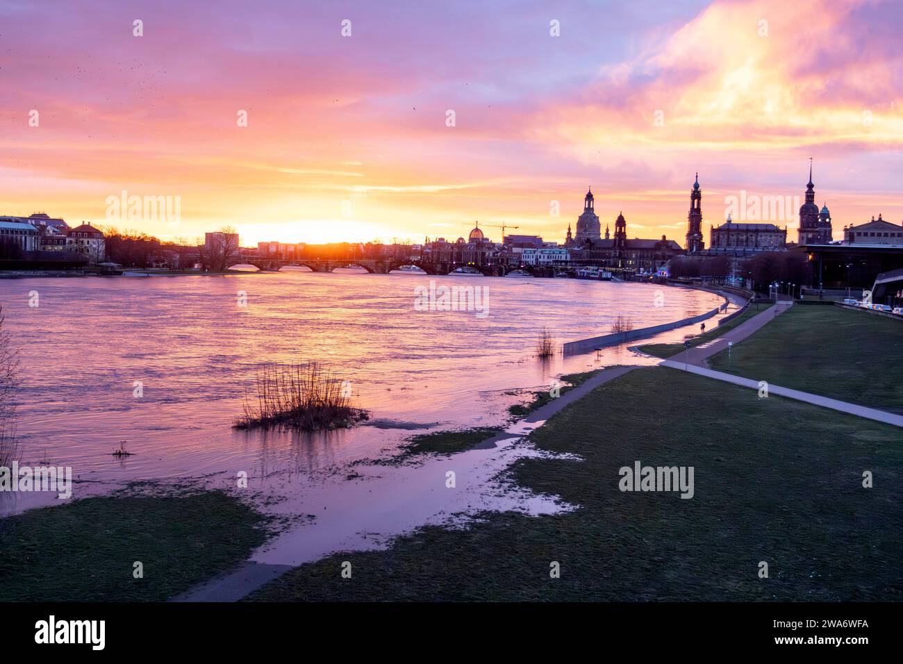 Hochwasser an der Elbe in Dresden. *** Floods on the Elbe in Dresden ...