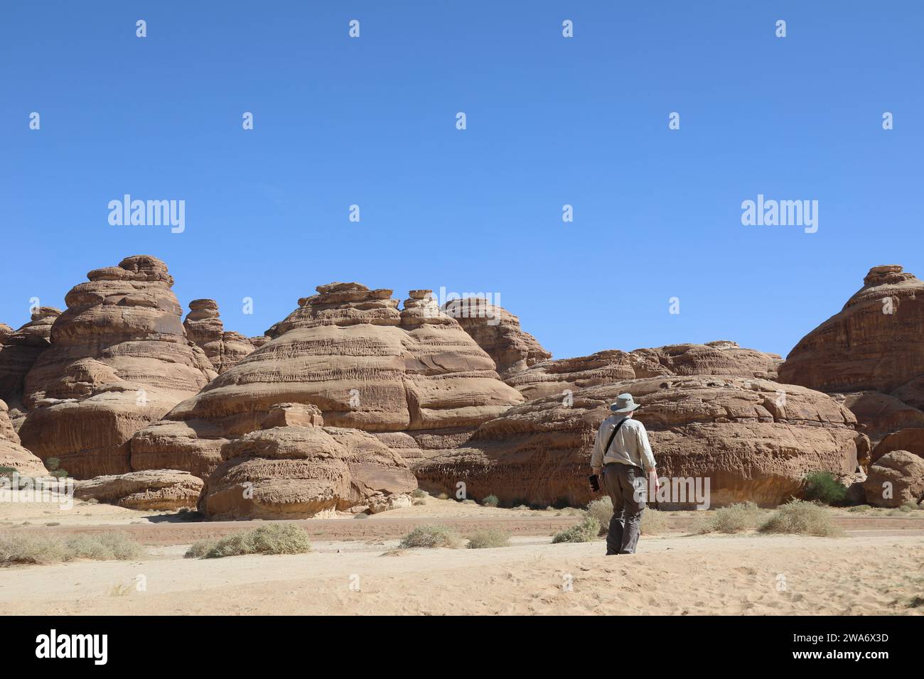 Geologist exploring rock formations in the Arabian Desert Stock Photo