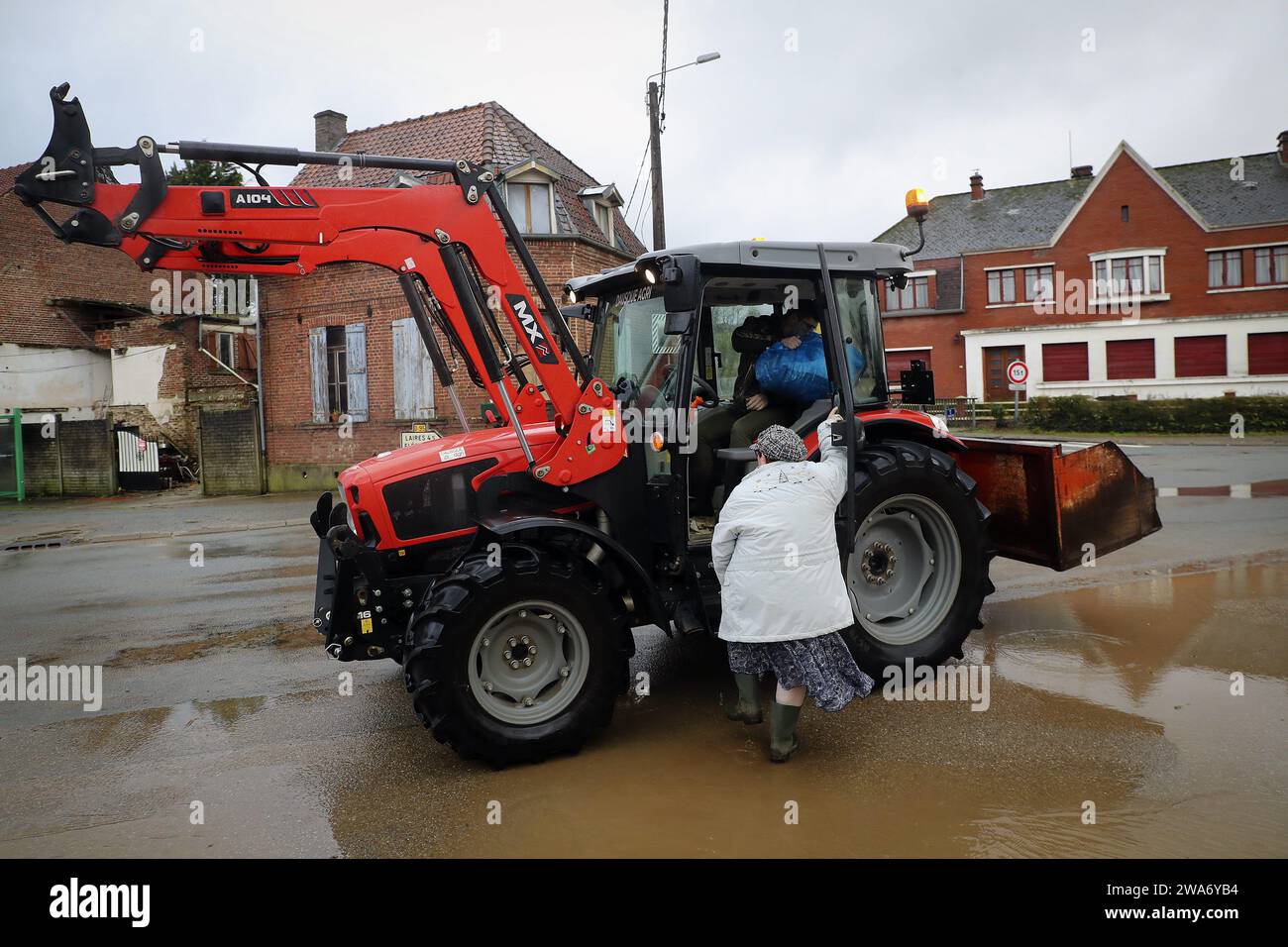Tracteur Dans Les Inondations Hi res Stock Photography And Images Alamy tracteur-dans-les-inondations-hi-res-stock-photography-and-images-alamy