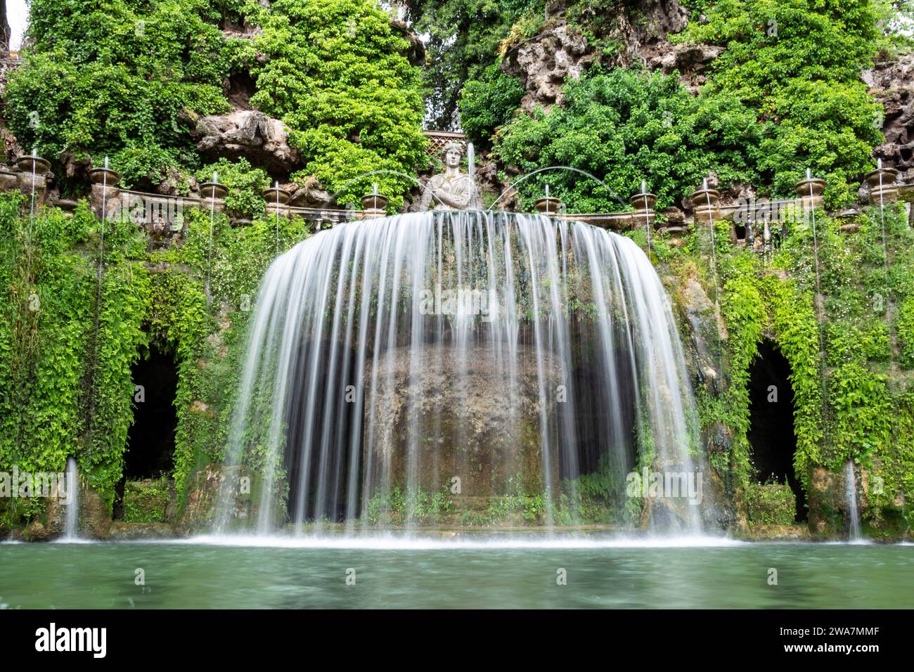 Jenne Waterfall Rome UNESCO World Heritage Site: Oval Fountain at Villa d'Este, Tivoli, Rome ...