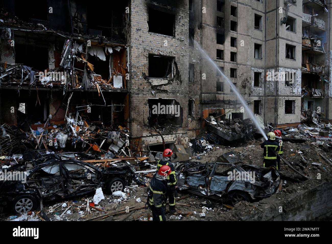 Kyiv Ukraine 02nd Jan 2024 Rescuers Are Seen At The Destroyed Multi   Kyiv Ukraine 02nd Jan 2024 Rescuers Are Seen At The Destroyed Multi Story Residential Building Following A Missile Attack By The Russian Army The Russian Army Struck Powerful Missile Strikes On Ukraine As A Result Of The Shelling Of The Capital Of Ukraine At Least 2 People Died And 49 Were Injured Credit Sopa Images Limitedalamy Live News 2WA7MTT 