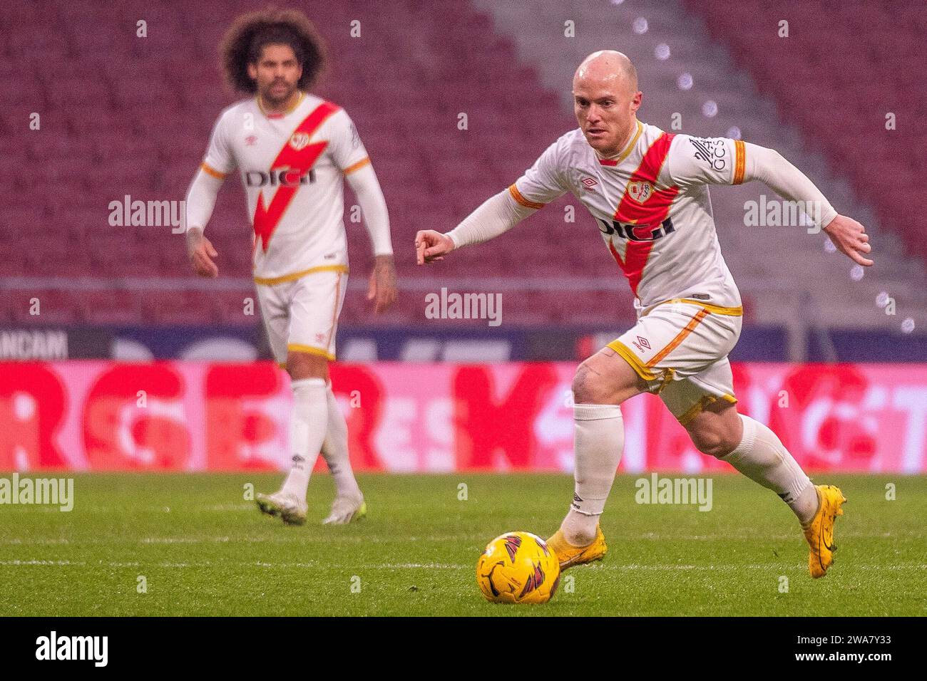 Madrid, Madrid, Spain. 2nd Jan, 2024. Handling of the ball by Rayo Vallecano player 7 ISI PALAZÃ'N (Credit Image: © Oscar Manuel Sanchez/ZUMA Press Wire) EDITORIAL USAGE ONLY! Not for Commercial USAGE! Credit: ZUMA Press, Inc./Alamy Live News Stock Photo