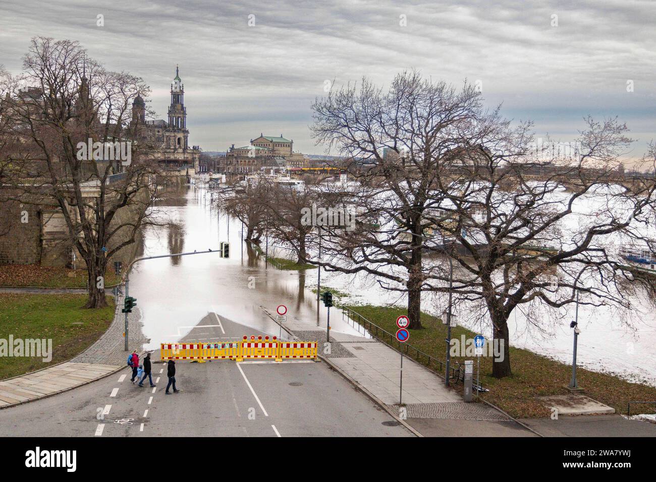 Hochwasser am Terrassenufer an der Elbe in Dresden. *** Flood at the ...