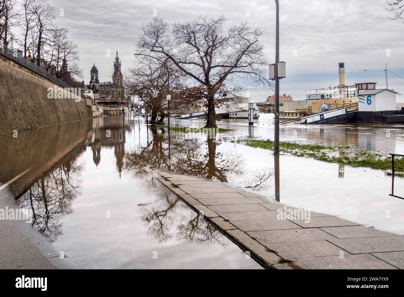 Hochwasser am Terrassenufer an der Elbe in Dresden. *** Flood at the ...