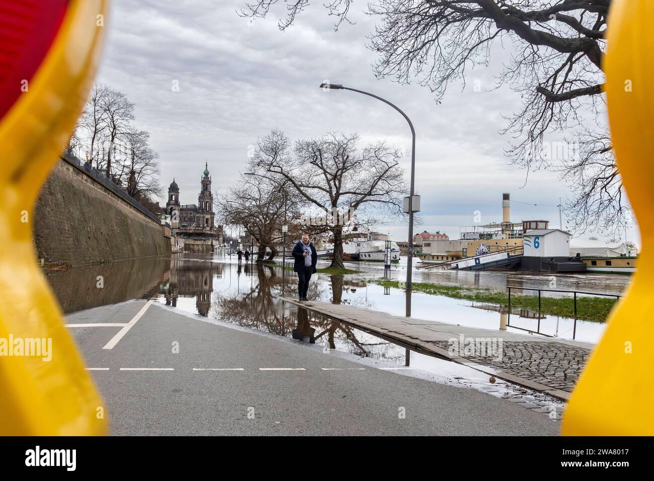 Hochwasser am Terrassenufer an der Elbe in Dresden. *** Flood at the ...