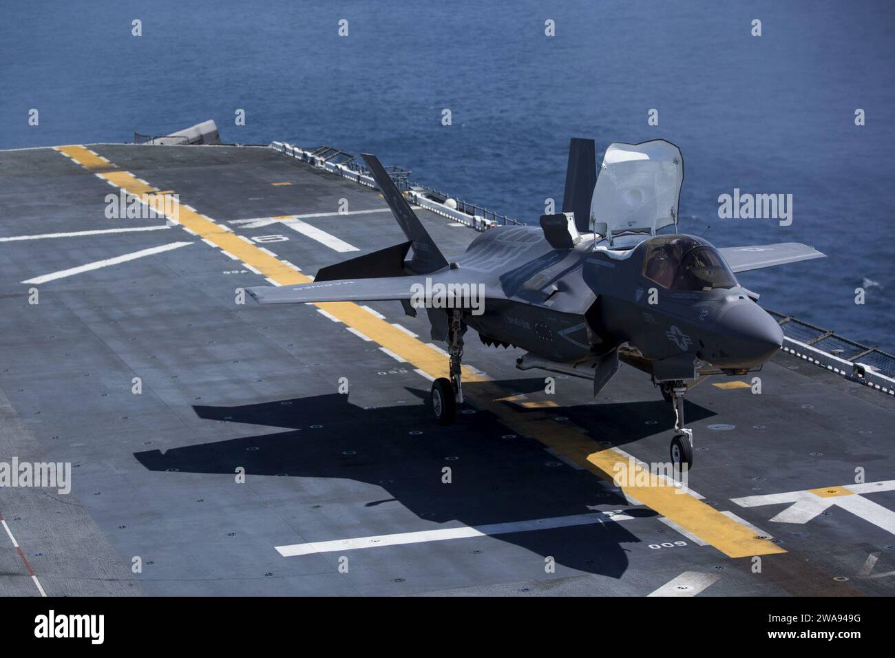 US military forces. 180424HH269-0030 PACIFIC OCEAN (April 24, 2018) An F-35B Lightning II assigned to Marine Fighter Attack Detatchment (VMFA) 211, 13th Marine Expeditionary Unit (13th MEU), lands aboard the Wasp-class amphibious assualt ship USS Essex (LHD 2) during ARG, MEU Excercise (ARGMEUEX), April 24, 2018, off the coast of California. The Essex Amphibious Ready Group (ARG) and 13th MEU integrated to conduct the second major exercise of their pre-deployment training. ARGMEUEX provides essential and realistic ship-to-shore training, designed to enhance the integration of the Navy-Marine C Stock Photo