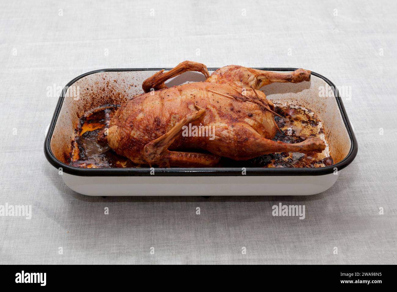 Roast duck in a roasting tin Stock Photo - Alamy