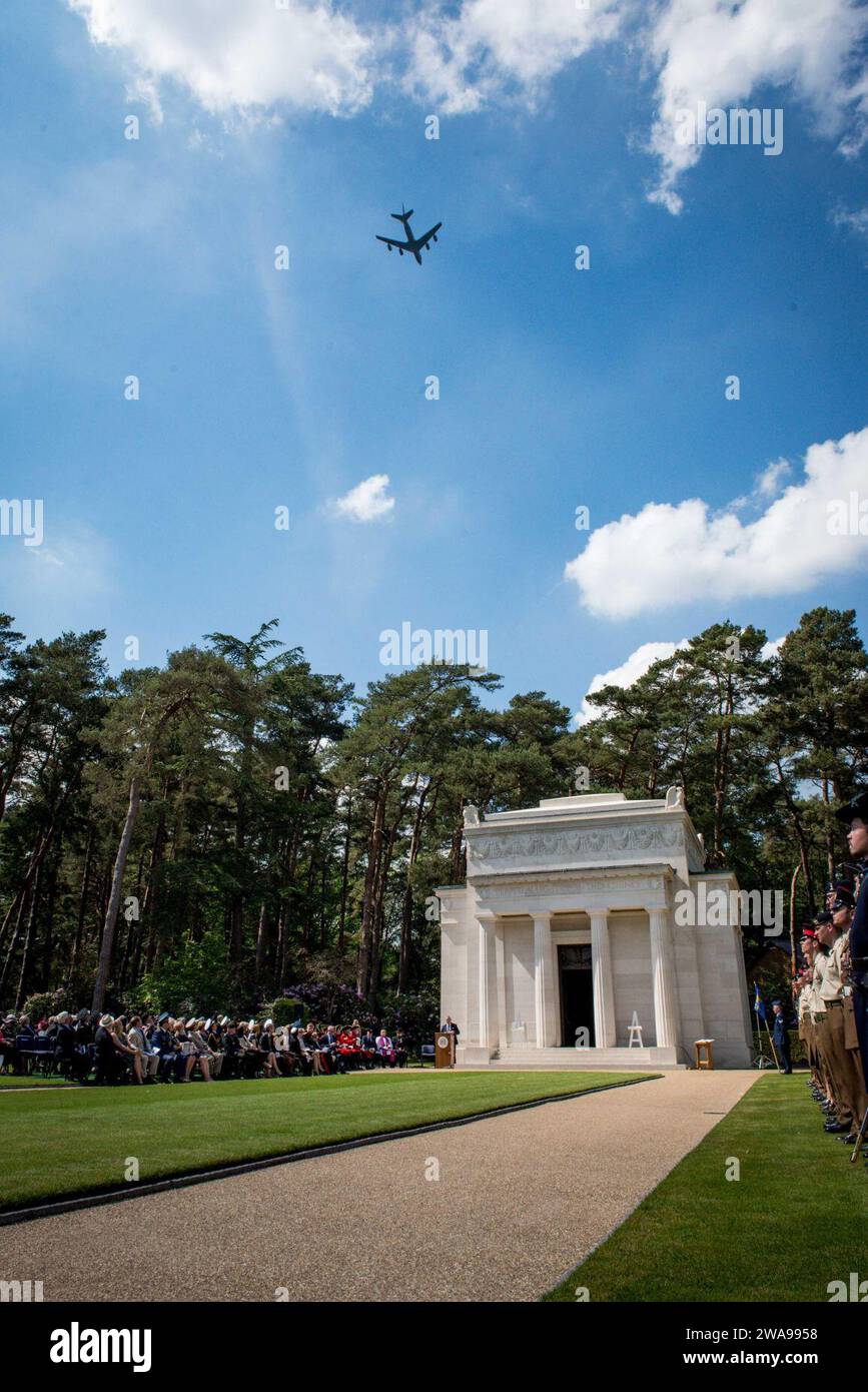 US military forces. BROOKWOOD, England (May 27, 2018) A U.S. Air Force KC-135 Stratotanker, assigned to the 100th Air Refueling Wing, performs a fly-over during a Memorial Day and World War I centennial commemoration ceremony at Brookwood American Military Cemetery in Brookwood, England, May 27, 2018. (U.S. Navy photo by Mass Communication Specialist 2nd Class Jonathan Nelson/Released) Stock Photo