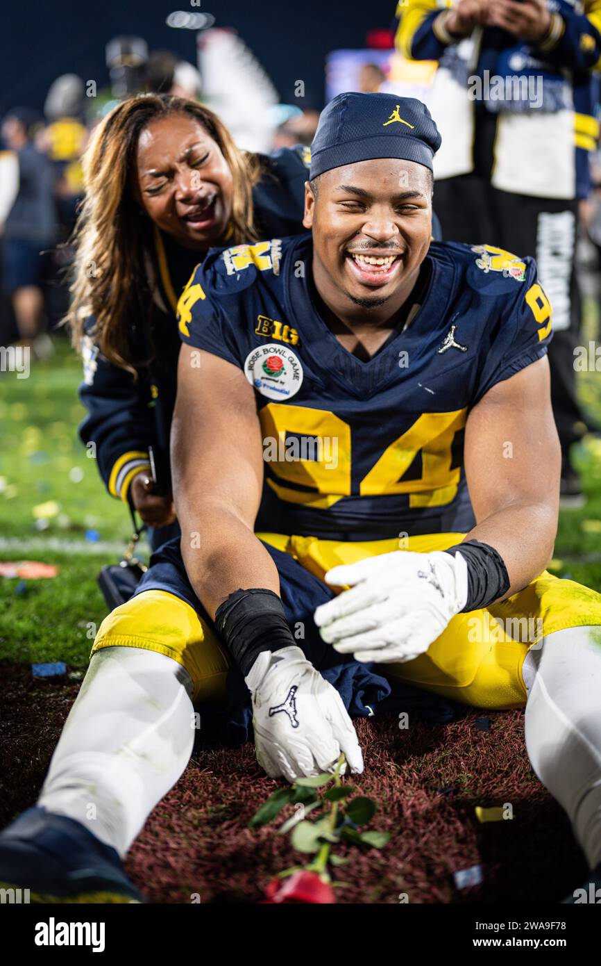 Michigan Wolverines defensive lineman Kris Jenkins (94) celebrates a victory with his mother after winning the CFP Semifinal at the Rose Bowl Game aga Stock Photo