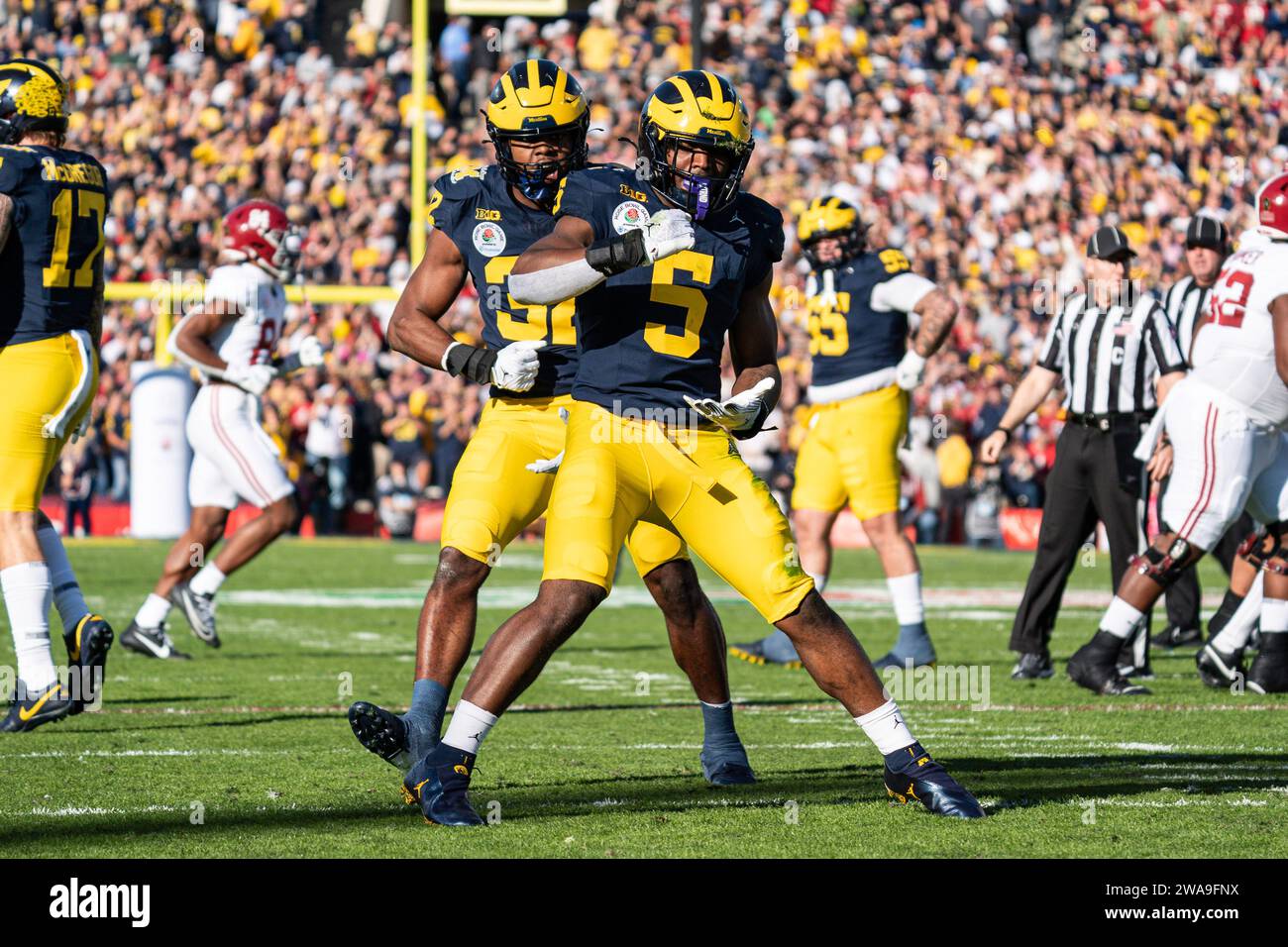 Michigan Wolverines defensive end Josaiah Stewart (5) celebrates during the CFP Semifinal at the Rose Bowl Game against the Alabama Crimson Tide, Mond Stock Photo