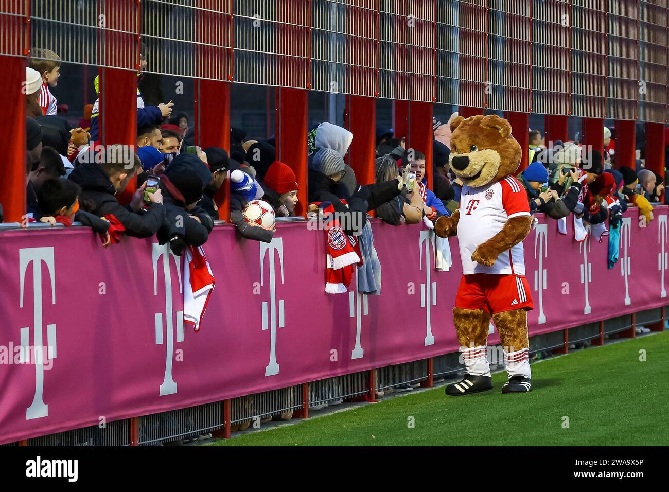 Muenchen, Deutschland. 02nd Jan, 2024. Maskottchen Berni mit Fans, Trainingsauftakt, Oeffentliches Training, FC Bayern Muenchen, Fussball, Saison 23/24, 02.01.2024, Foto: Eibner-Pressefoto/Jenni Maul Credit: dpa/Alamy Live News Stock Photo