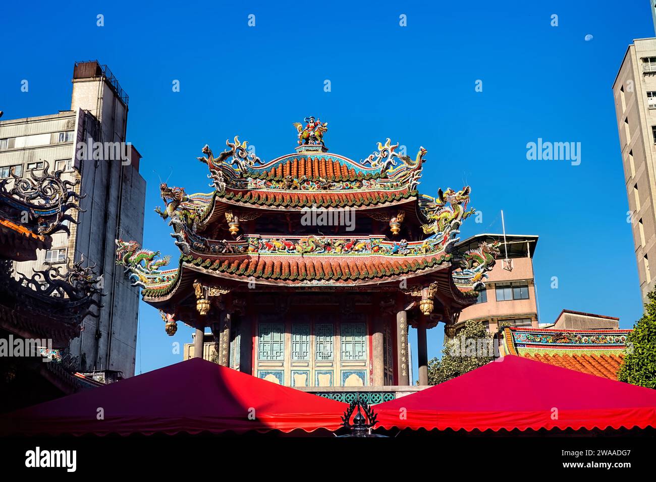 Exterior of Bangka Lungshan (Longshan) Temple, Taipei, Taiwan Stock ...