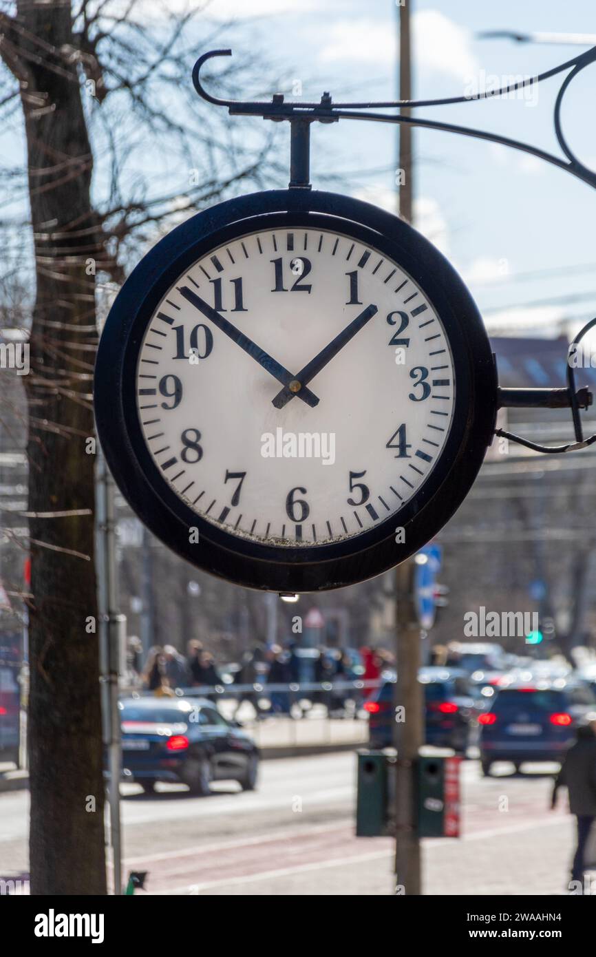 Black wall clock showing time hi-res stock photography and images - Alamy