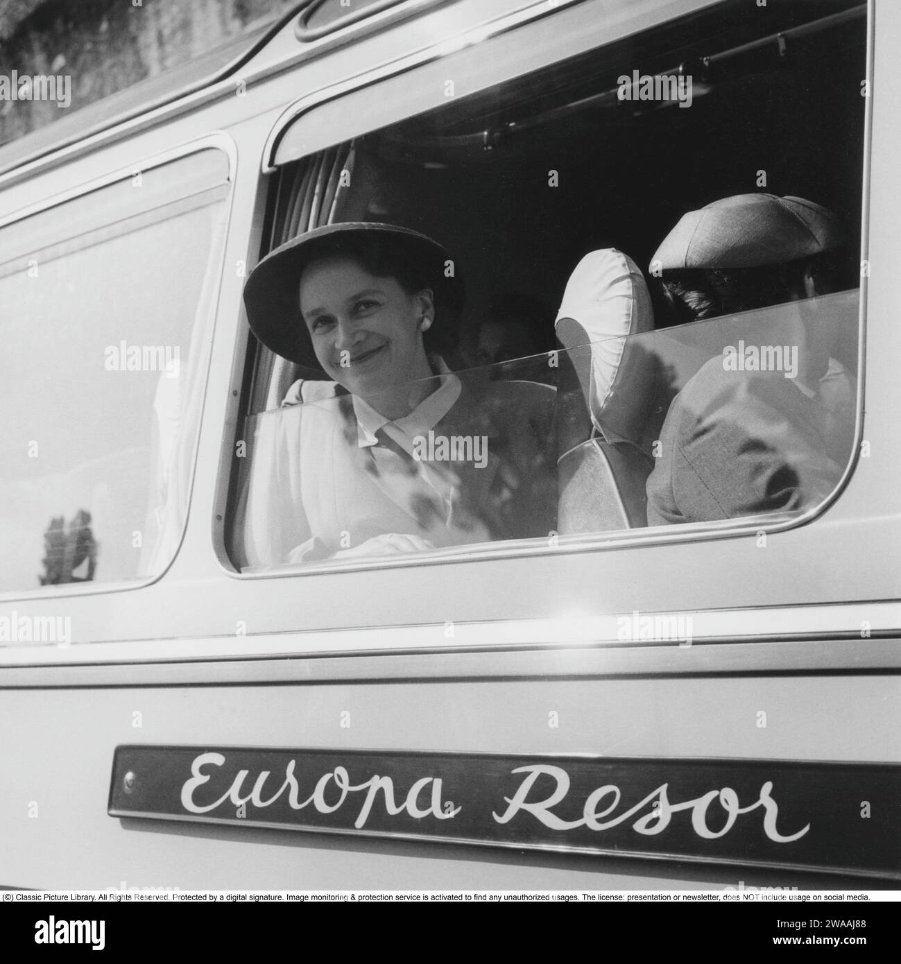 Holiday in the 1940s. A bus from the company Europa resor is ready for departure. The trip goes to Europe and a woman has rolled down the window and looks out. It takes four days to Paris from Sweden and excursions are arranged along the way. The bus charter was popular and affordable and after World War II there were many companies that bused travelers to Europe. 1948. Conard ref 665 Stock Photo