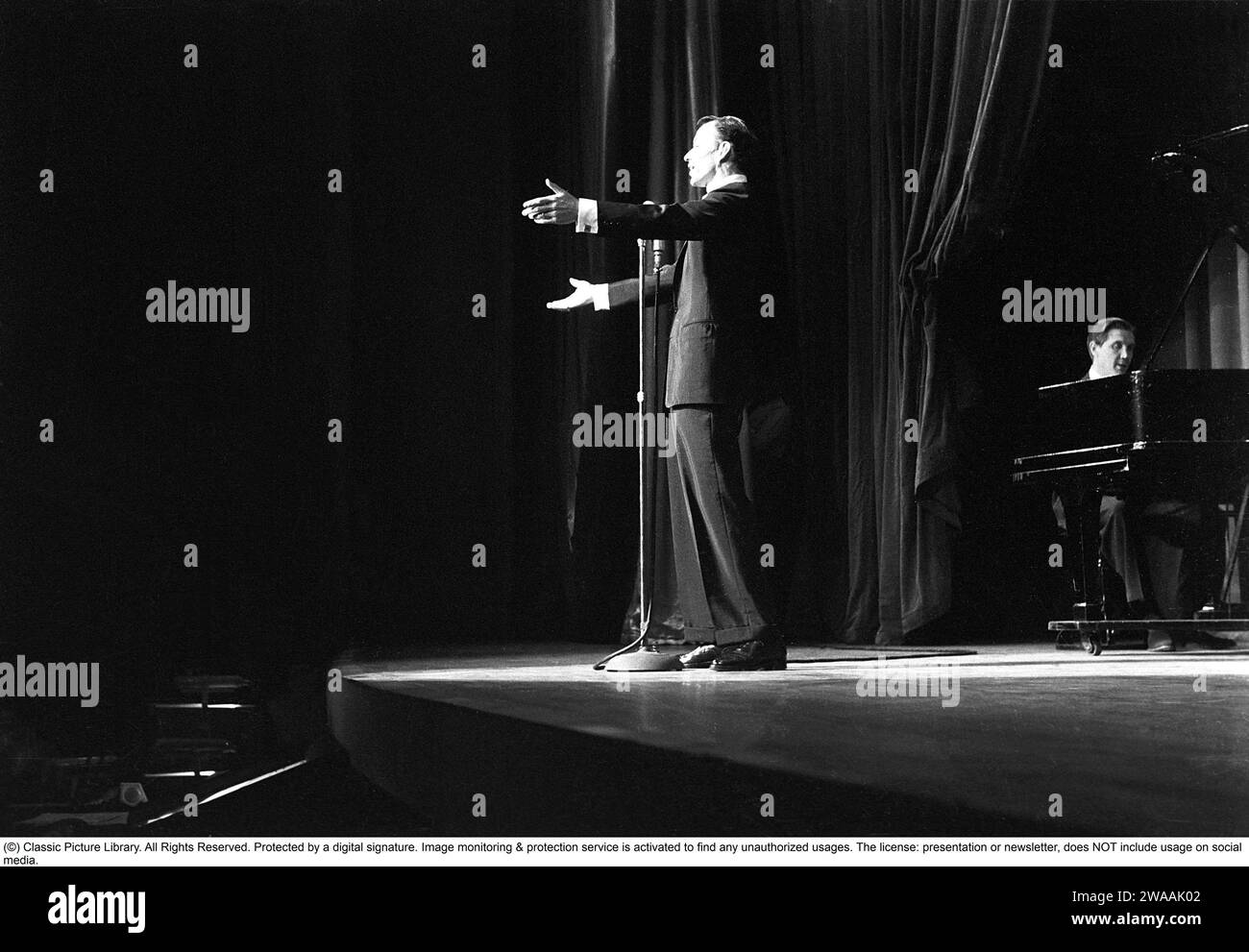 Frank Sinatra. American singer and actor. Born 12 December 1915, died 14 May 1998. Here during a tour in Sweden june 1953 and performing on stage.  Ref Anders Svahn Stock Photo