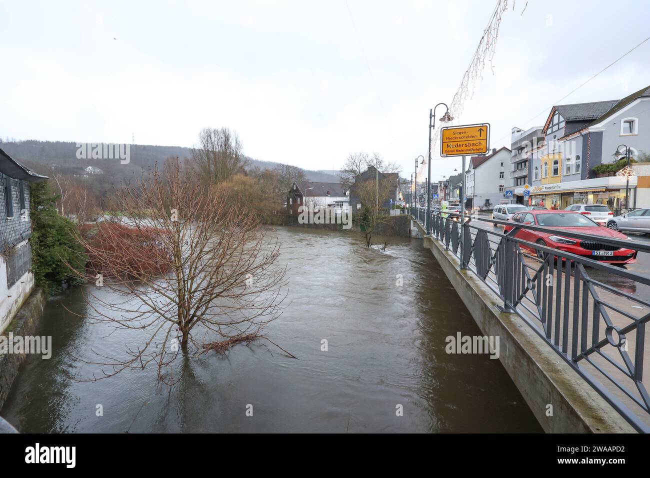 Tief Dietmar. Dauerregen im Siegerland, der Pegel der Sieg wie hier bei Siegen-Niederschelden steigt. Steigende Pegel im Siegerland am 03.01.2024 in Siegen/Deutschland. *** Low pressure system Dietmar Continuous rain in Siegerland, the level of the Sieg rises as here near Siegen Niederschelden Rising water level in Siegerland on 03 01 2024 in Siegen Germany Stock Photo