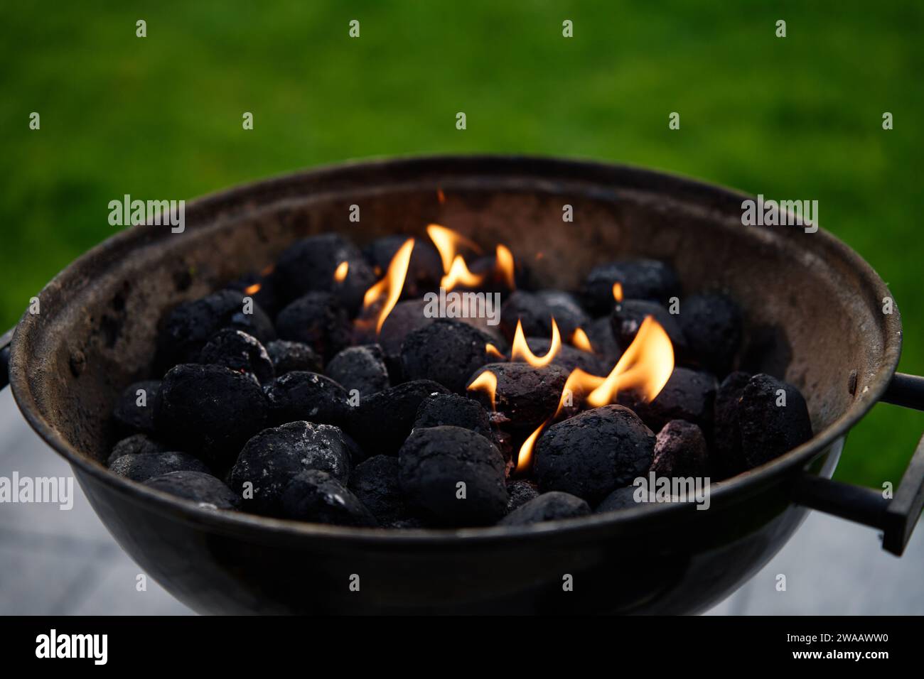 Smoldering coals close up hi-res stock photography and images - Alamy
