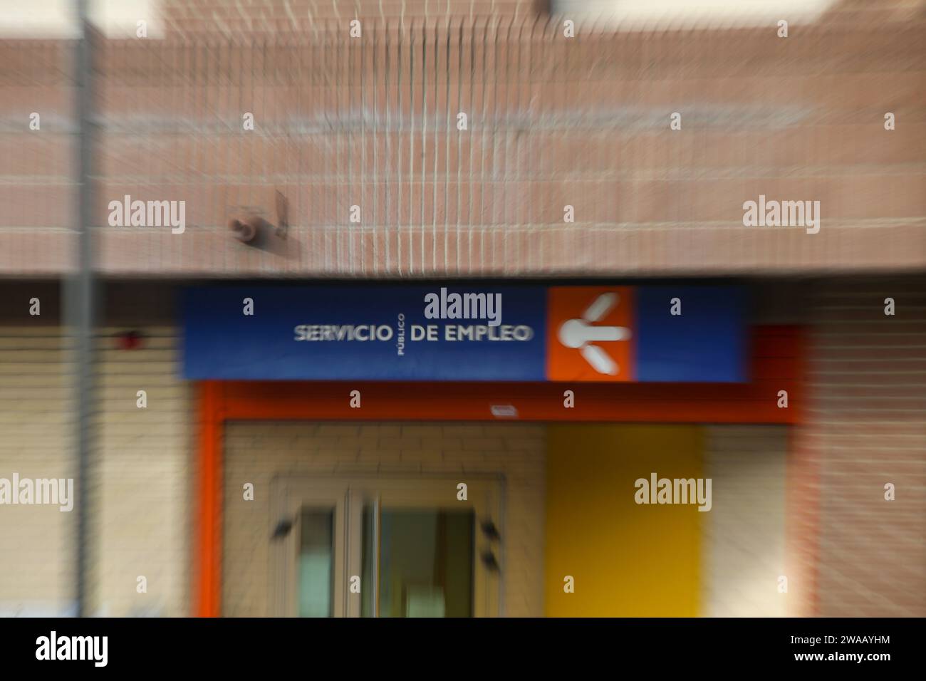 Pola de Siero, Spain, January 3rd, 2024: The entrance door to an Employment Office during Social Security gains 540,000 affiliates in 2023 and marks new annual maximum: 20.83 million employed, on January 3, 2024, in Pola de Siero, Spain. Credit: Alberto Brevers / Alamy Live News. Stock Photo