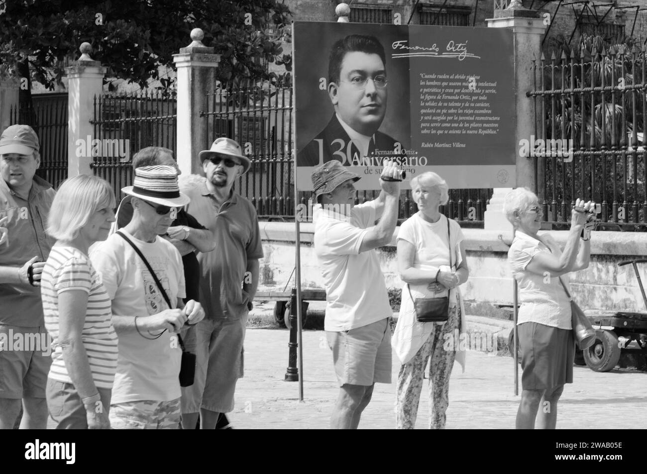 Westliche Touristen in Havanna am filmen und fotografieren. Western tourists filming in Havanna-City Stock Photo