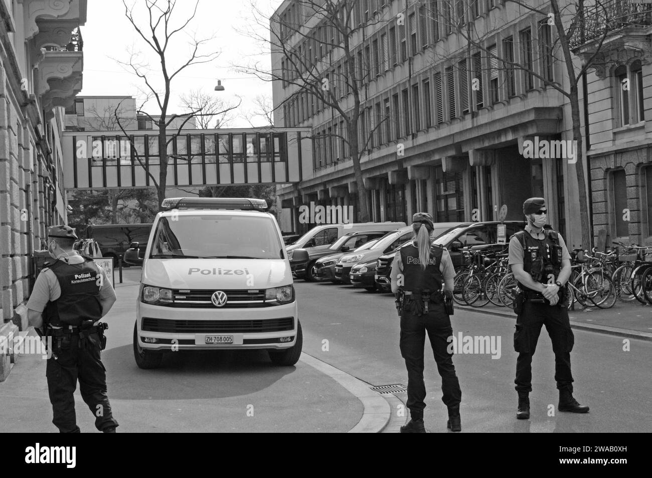 Zürich, 26.3.2021: Switzerland: Massiver Polizeischutz bei der heutigen Verhandlung vor dem Bezirksgericht Zürich gegen …., wegen …. – und auch infolg Stock Photo