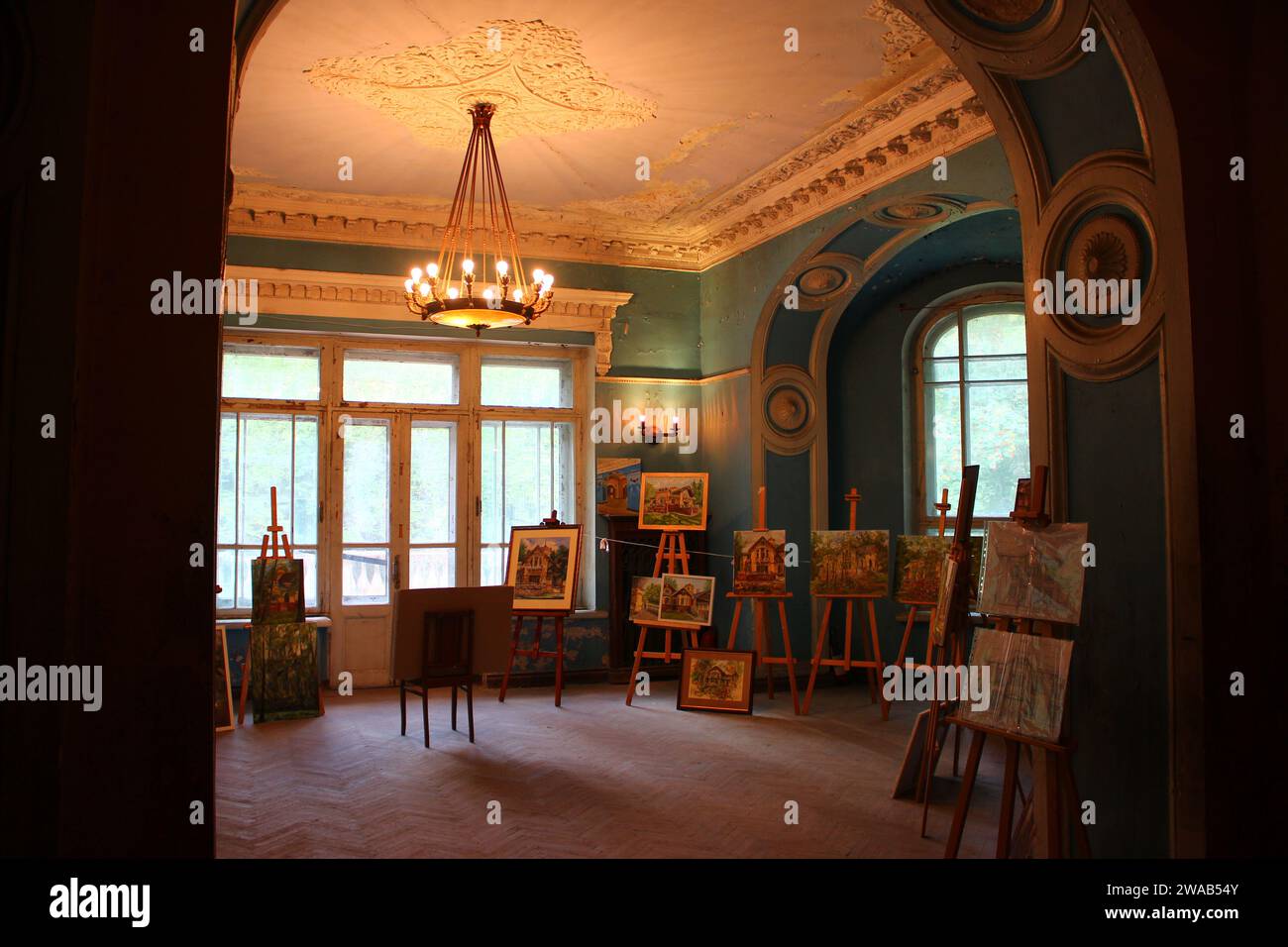 Art exhibition paintings easels hi-res stock photography and images - Alamy