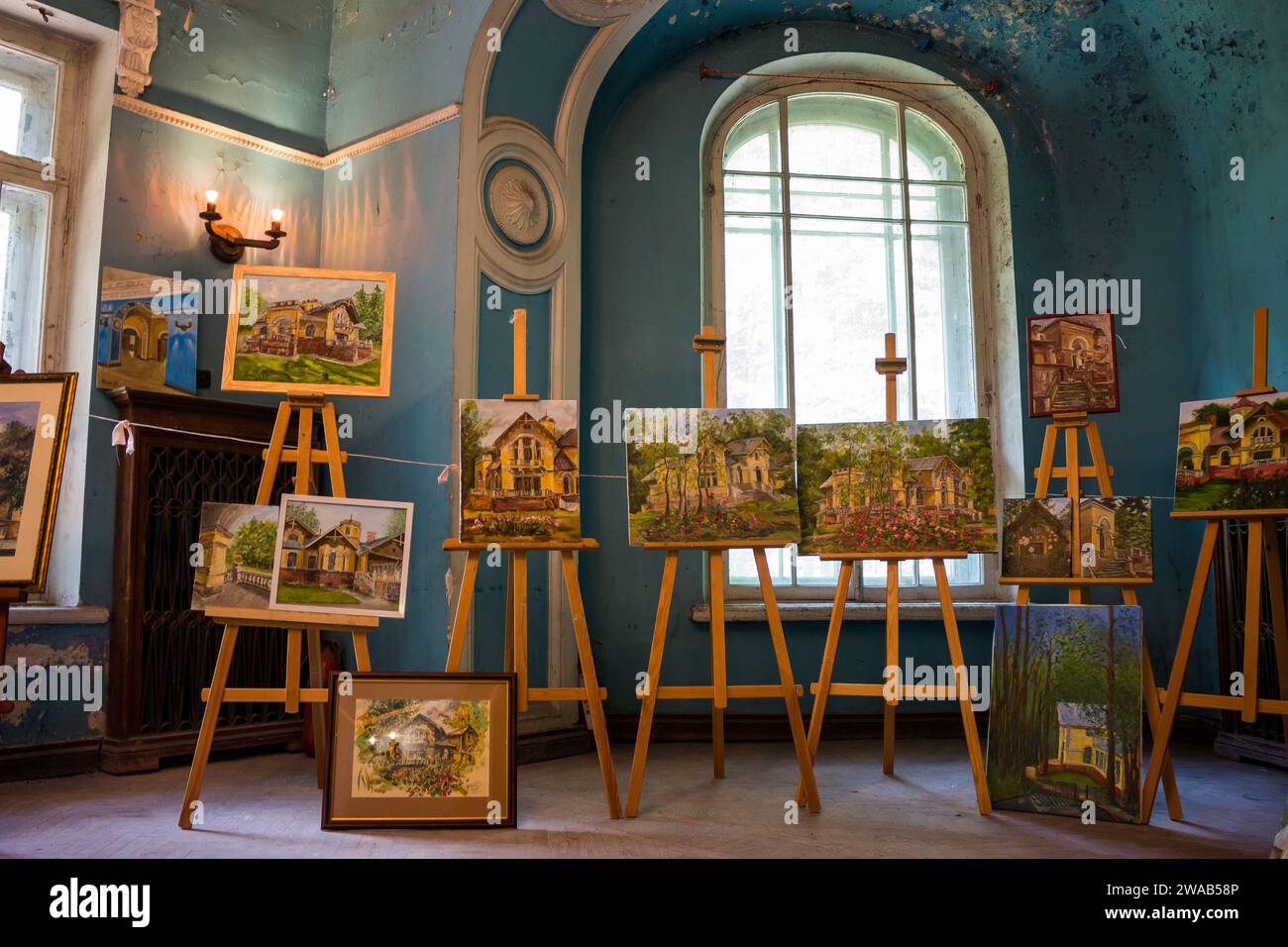 Art exhibition paintings easels hi-res stock photography and images - Alamy
