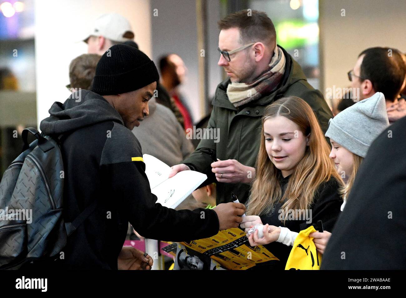 Fußball: 1. Bundesliga, Saison 2023/2024, Trainingslager von Borussia Dortmund am 03.01.2024 in Marbella (Spanien). Youssoufa Moukoko kommt in die Abflughalle am Flughafen Dortmund. Stock Photo