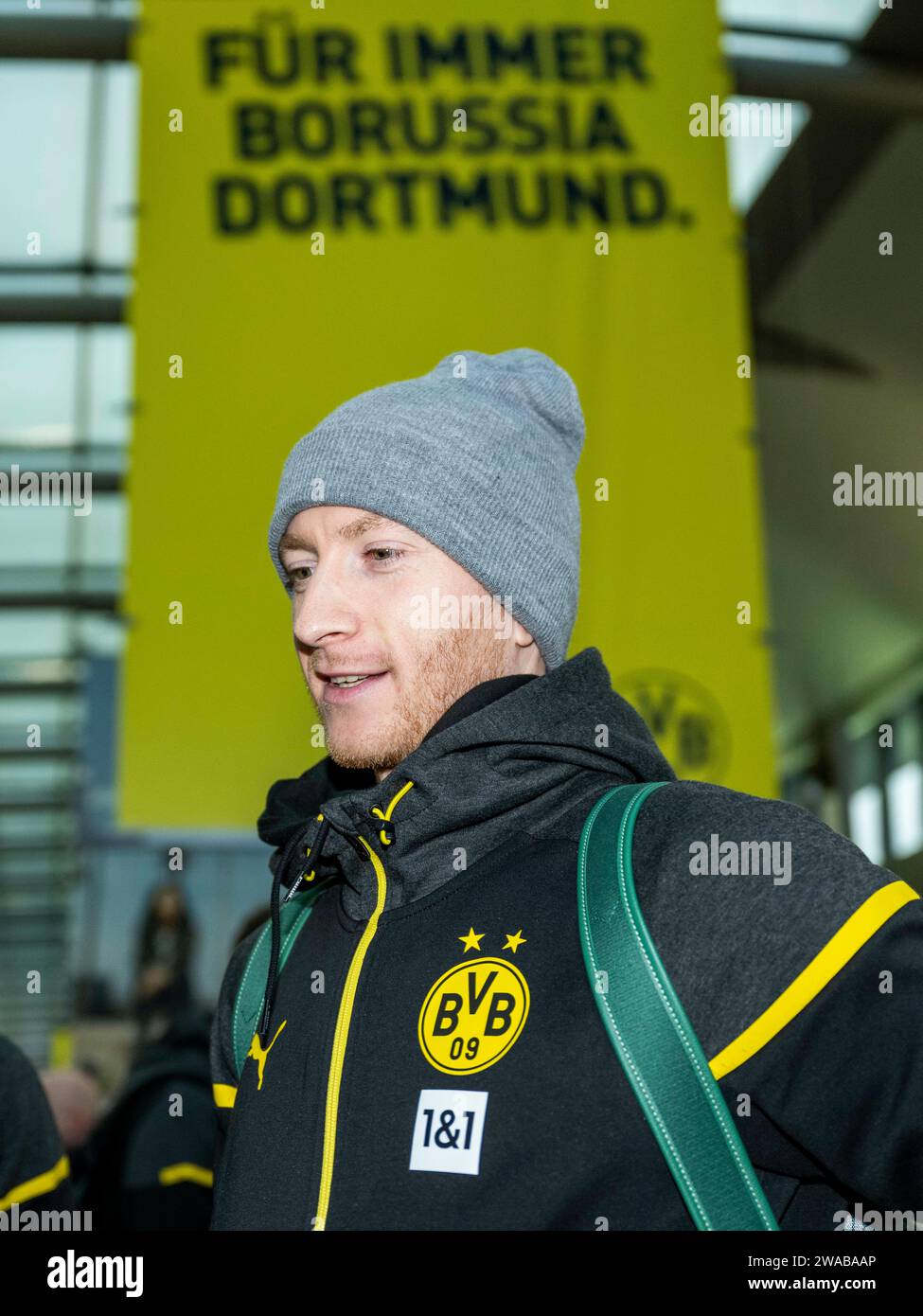 Fußball: 1. Bundesliga, Saison 2023/2024, Trainingslager von Borussia Dortmund am 03.01.2024 in Marbella (Spanien). Marco Reus kommt in die Abflughalle am Flughafen Dortmund. Stock Photo