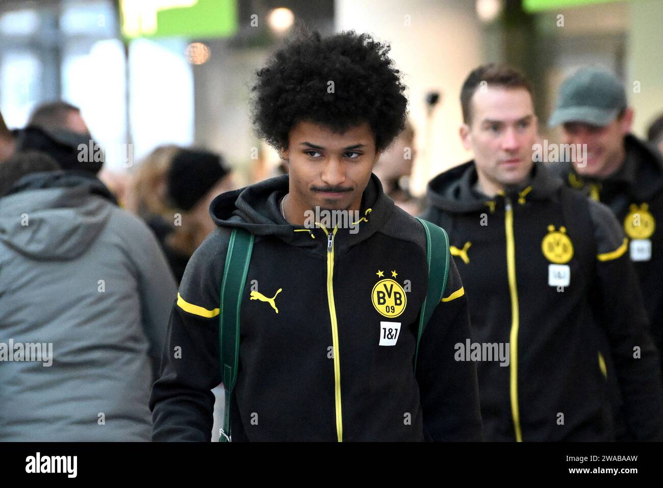 Fußball: 1. Bundesliga, Saison 2023/2024, Trainingslager von Borussia Dortmund am 03.01.2024 in Marbella (Spanien). Karim Adeyemi kommt in die Abflughalle am Flughafen Dortmund. Stock Photo