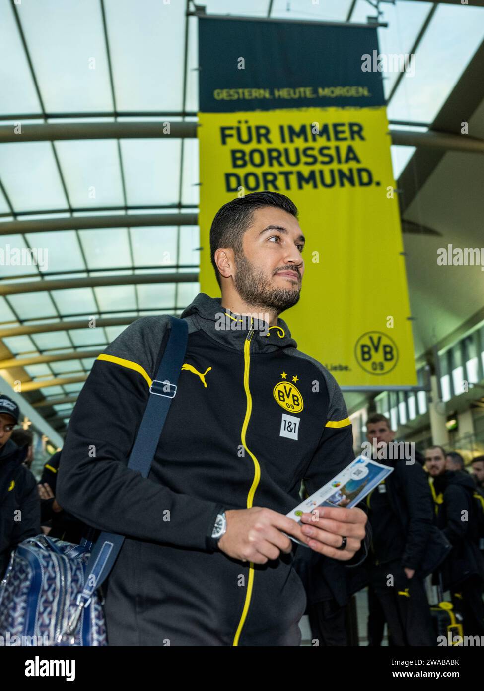 Fußball: 1. Bundesliga, Saison 2023/2024, Trainingslager von Borussia Dortmund am 03.01.2024 in Marbella (Spanien). Co-Trainer Nuri Sahin kommt in die Abflughalle am Flughafen Dortmund. Stock Photo