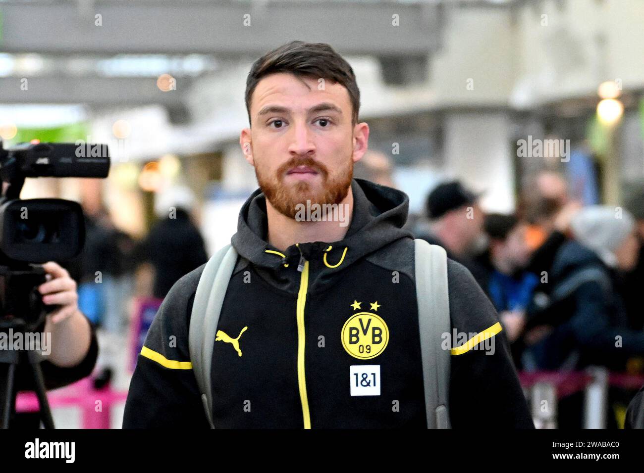 Fußball: 1. Bundesliga, Saison 2023/2024, Trainingslager von Borussia Dortmund am 03.01.2024 in Marbella (Spanien). Salih Özcan kommt in die Abflughalle am Flughafen Dortmund. Stock Photo