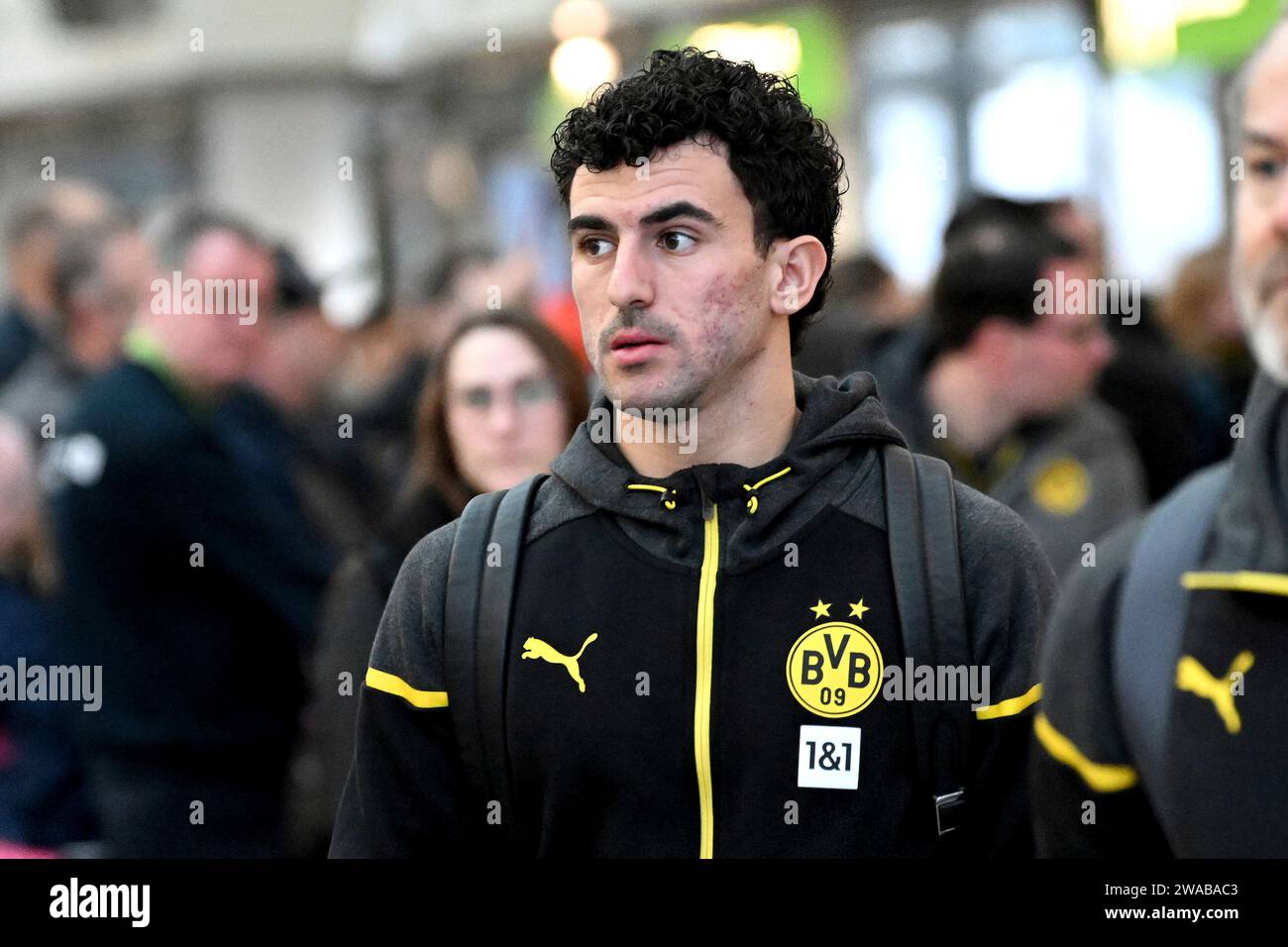 Fußball: 1. Bundesliga, Saison 2023/2024, Trainingslager von Borussia Dortmund am 03.01.2024 in Marbella (Spanien). Mateu Morey kommt in die Abflughalle am Flughafen Dortmund. Stock Photo