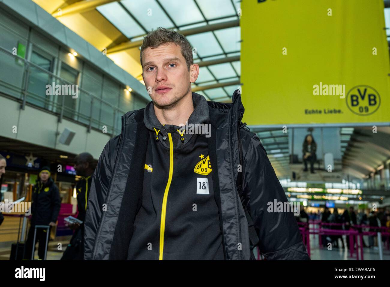 Fußball: 1. Bundesliga, Saison 2023/2024, Trainingslager von Borussia Dortmund am 03.01.2024 in Marbella (Spanien). Co-Trainer Sven Bender kommt in die Abflughalle am Flughafen Dortmund. Stock Photo