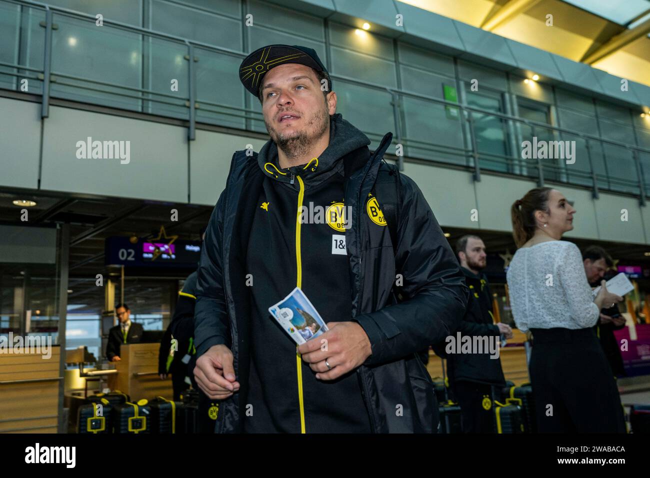 Fußball: 1. Bundesliga, Saison 2023/2024, Trainingslager von Borussia Dortmund am 03.01.2024 in Marbella (Spanien). Trainer Edin Terzic kommt in die Abflughalle am Flughafen Dortmund. Stock Photo