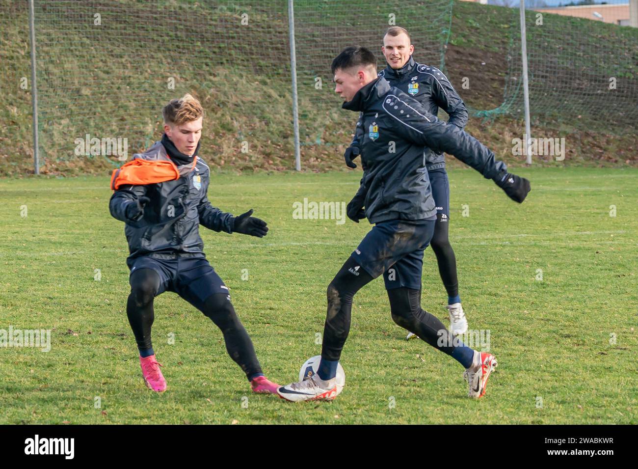 Chemnitz, Deutschland 03. Januar 2024: Regionalliga Nordost - 2023/2024 - Chemnitzer FC - Training - 03.01.2024 Im Bild: v.li. Marius Schreiber (Chemnitz), Niclas Walther (Chemnitz) und Lukas Stagge (Chemnitz) Stock Photo