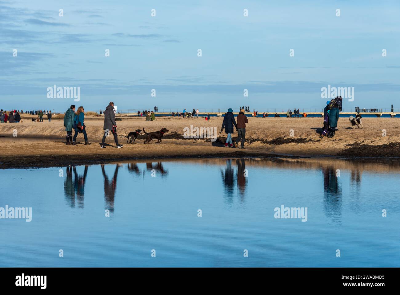 Menschen beim Spaziergang imm Winter an der Ostseeküste am Falckensteiner Strand Stock Photo
