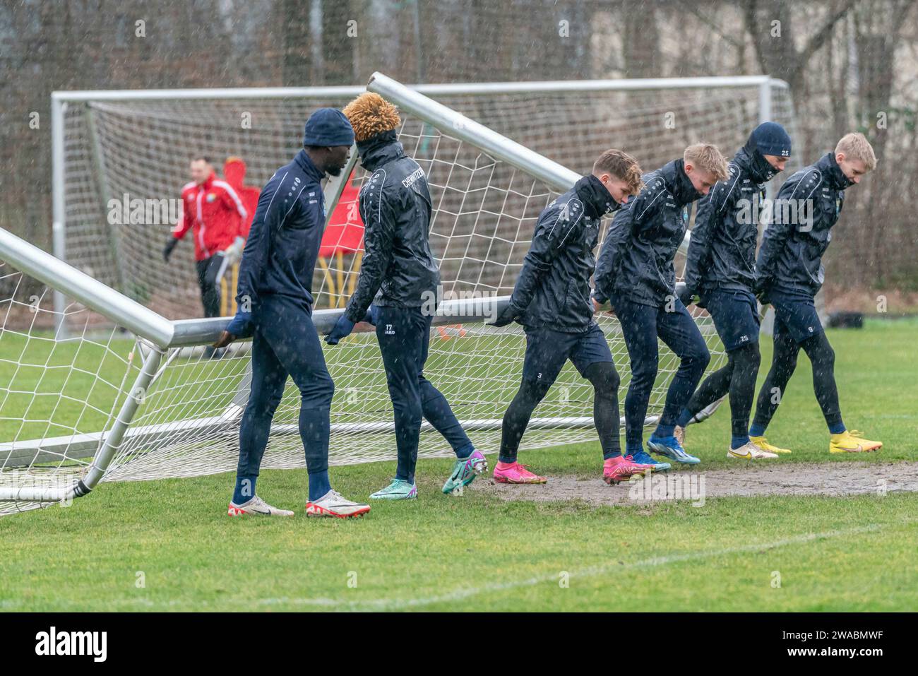 Chemnitz, Deutschland 03. Januar 2024: Regionalliga Nordost - 2023/2024 - Chemnitzer FC - Training - 03.01.2024 Im Bild: v.li. Kingsley Akindele (Chemnitz), Yanick Abayomi (Chemnitz) und Marius Schreiber (Chemnitz) mit ihren Mannschaftskollegen bei der Trainingsvorbereitung. Stock Photo