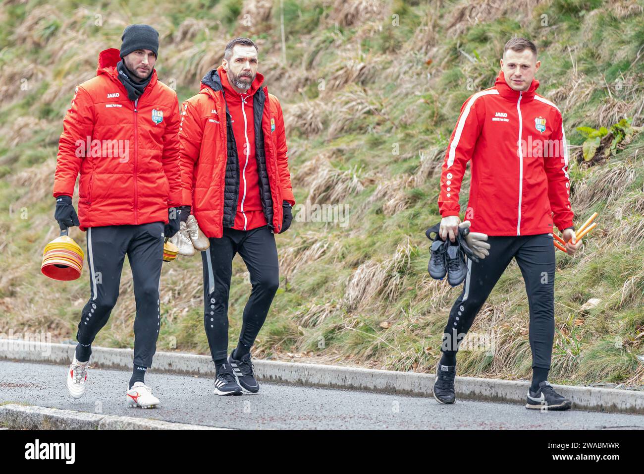 Chemnitz, Deutschland 03. Januar 2024: Regionalliga Nordost - 2023/2024 - Chemnitzer FC - Training - 03.01.2024 Im Bild: v.li. Co-Trainer Niklas Hoheneder (Chemnitz), Trainer Christian Tiffert (Chemnitz) und Torwarttrainer Patrik Brencic (Chemnitz) auf dem Weg zur 1. Trainingseinheit im Jahr 2024. Stock Photo