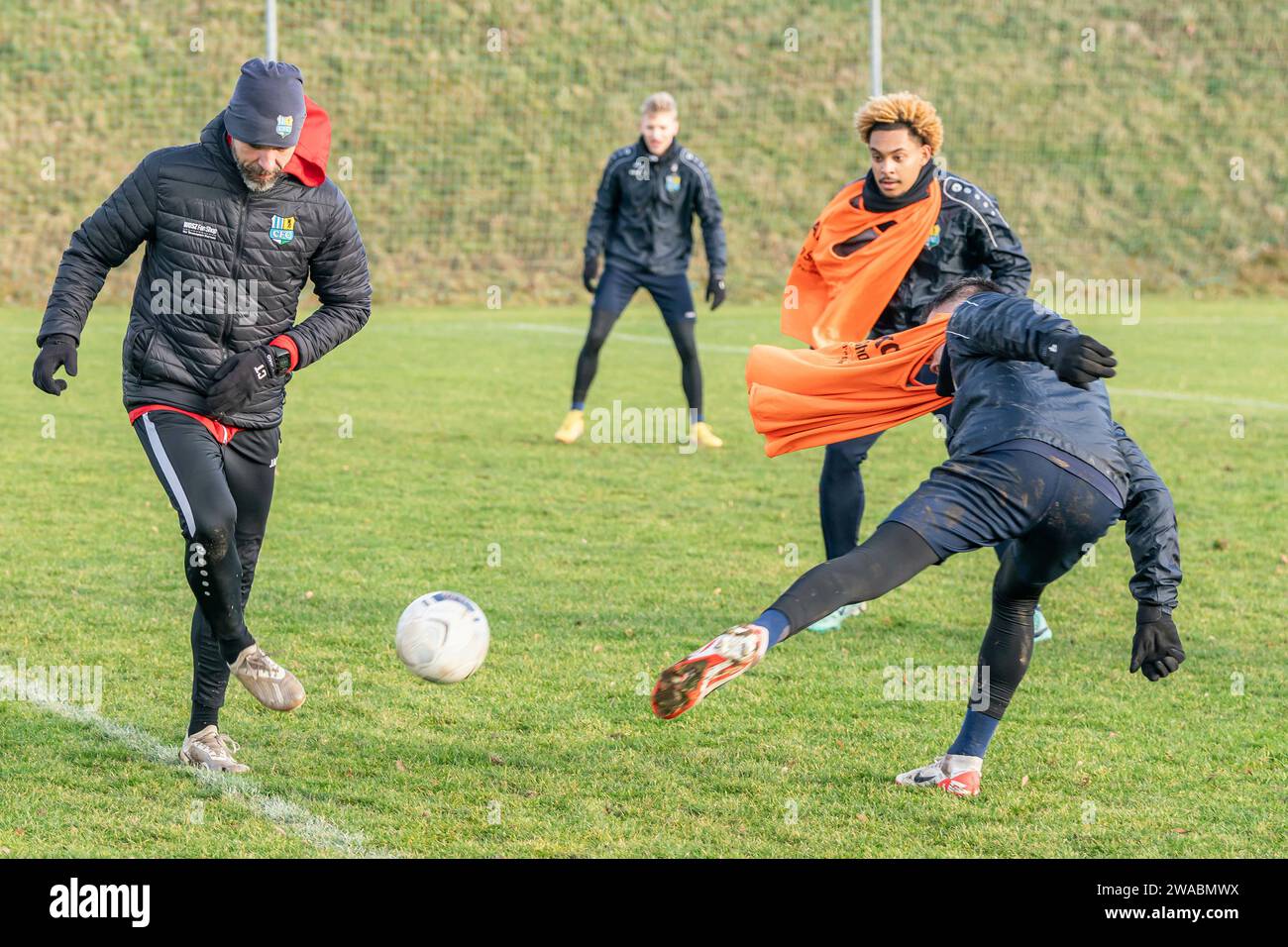 Chemnitz, Deutschland 03. Januar 2024: Regionalliga Nordost - 2023/2024 - Chemnitzer FC - Training - 03.01.2024 Im Bild: 1.v.li.Trainer Christian Tiffert (Chemnitz) beim 1.Trainingsspiel 2024 Stock Photo