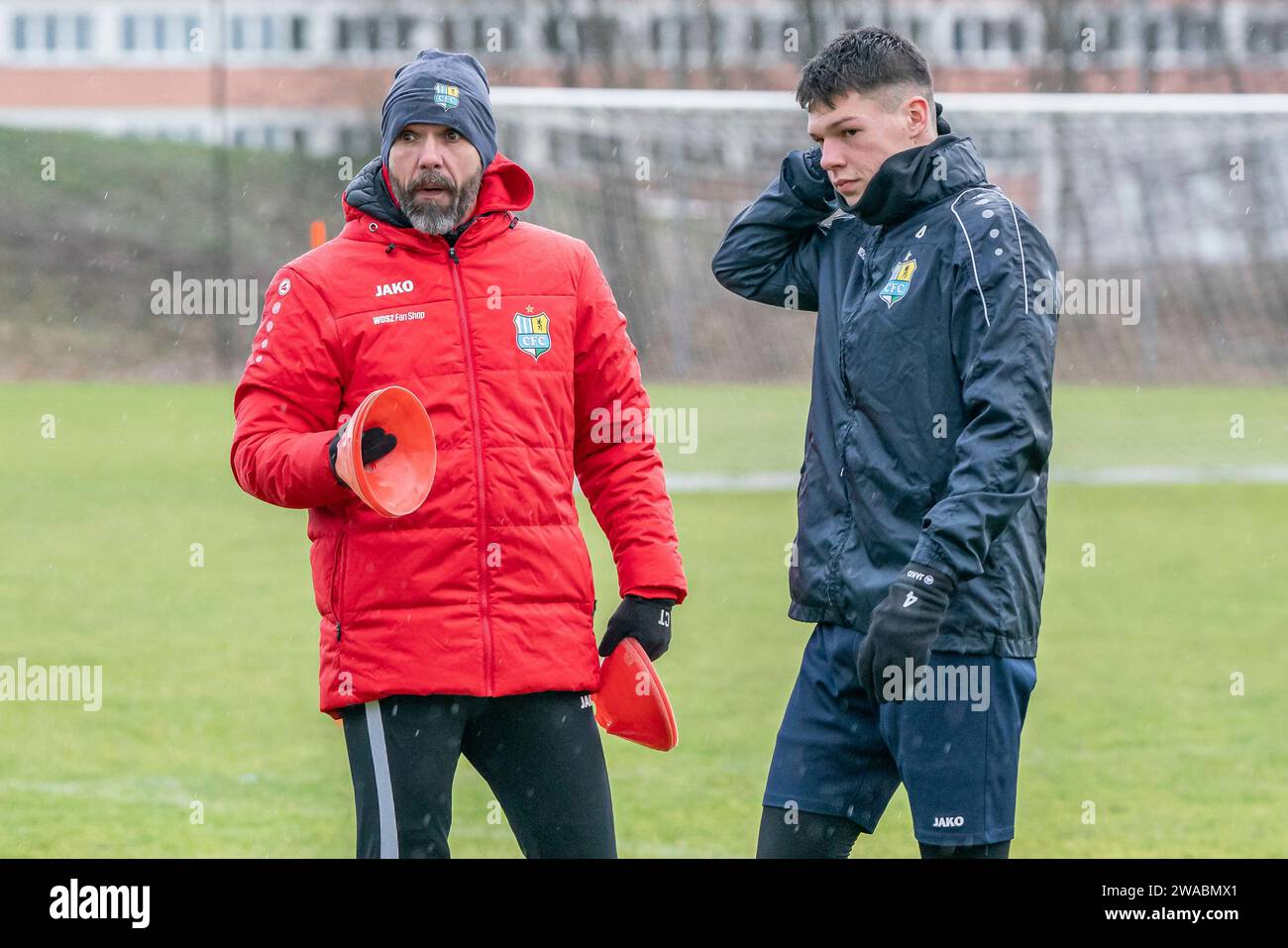 Chemnitz, Deutschland 03. Januar 2024: Regionalliga Nordost - 2023/2024 - Chemnitzer FC - Training - 03.01.2024 Im Bild: v.li. Trainer Christian Tiffert (Chemnitz) und Niclas Walther (Chemnitz) vor dem 1. Training Stock Photo