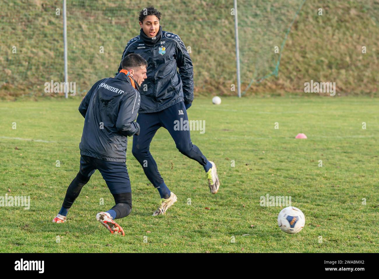 Chemnitz, Deutschland 03. Januar 2024: Regionalliga Nordost - 2023/2024 - Chemnitzer FC - Training - 03.01.2024 Im Bild: v.li. Niclas Walther (Chemnitz) und Leon Ampadu (Chemnitz) beim 1. Training 2024 Stock Photo