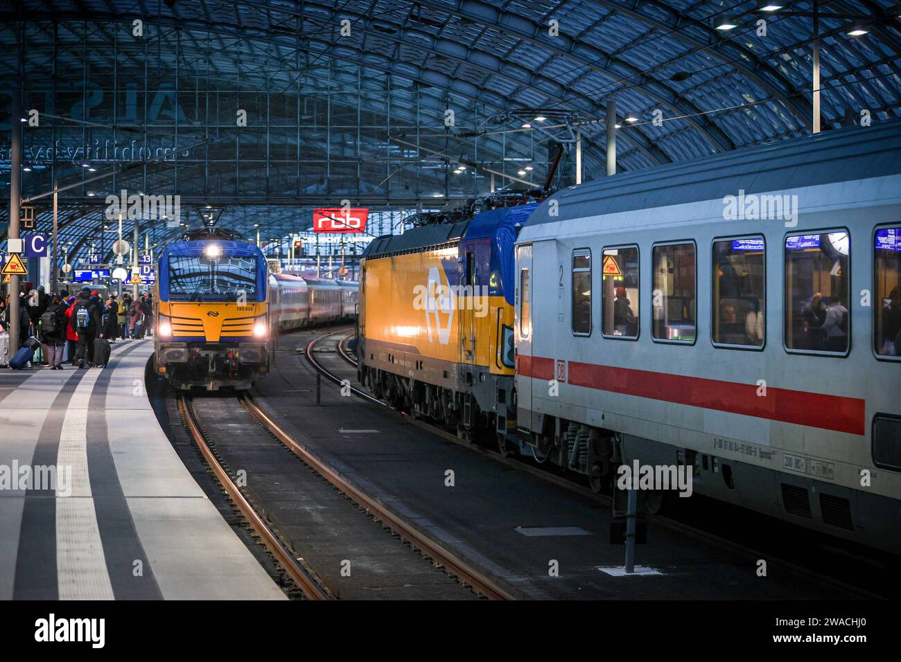 Eisenbahnverkehr - Berlin Hauptbahnhof - Einfahrt Des Intercity Zug ...