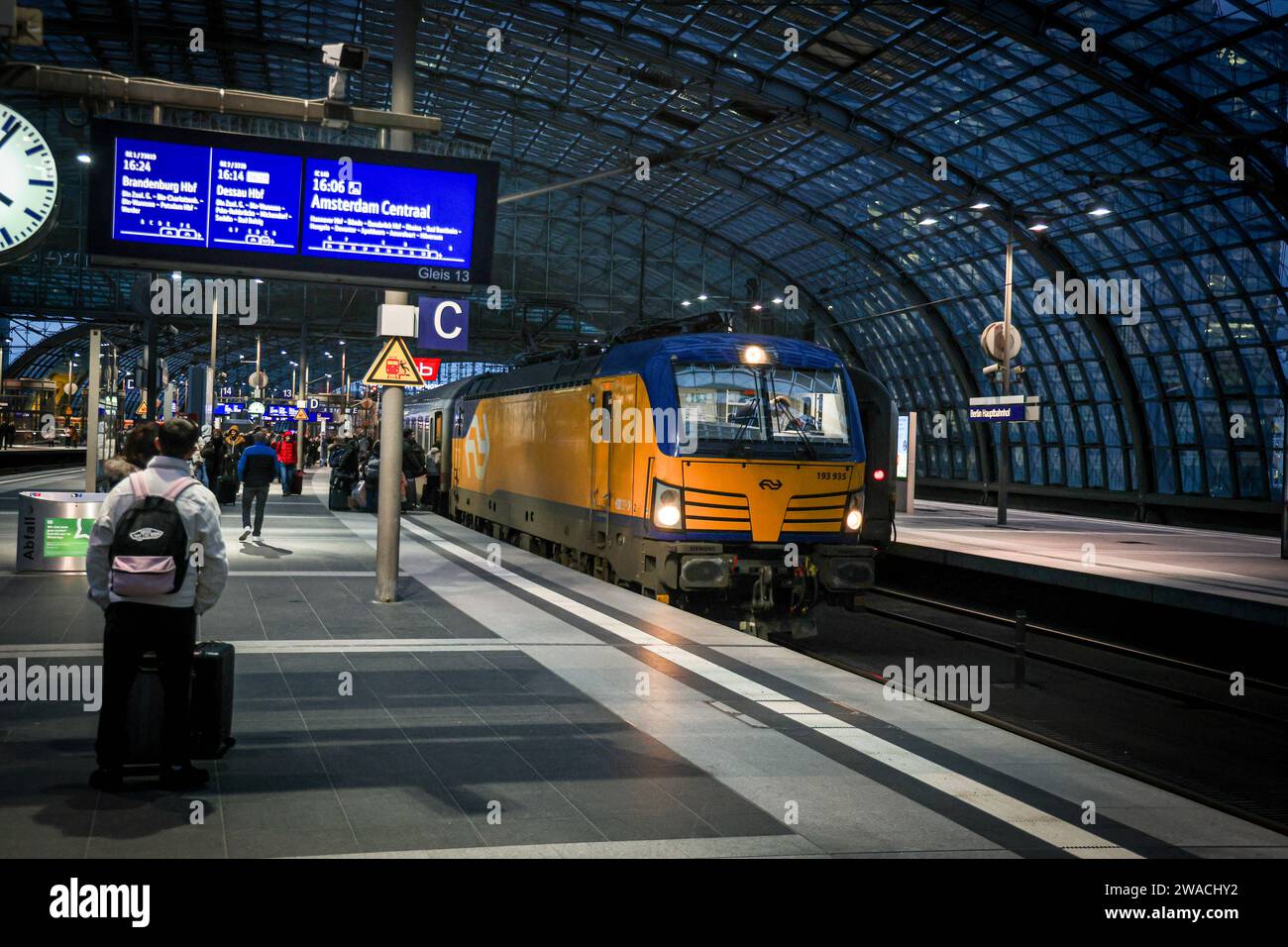Eisenbahnverkehr Berlin Hauptbahnhof Einfahrt des Intercity Zug nach Amsterdam. Die IC von