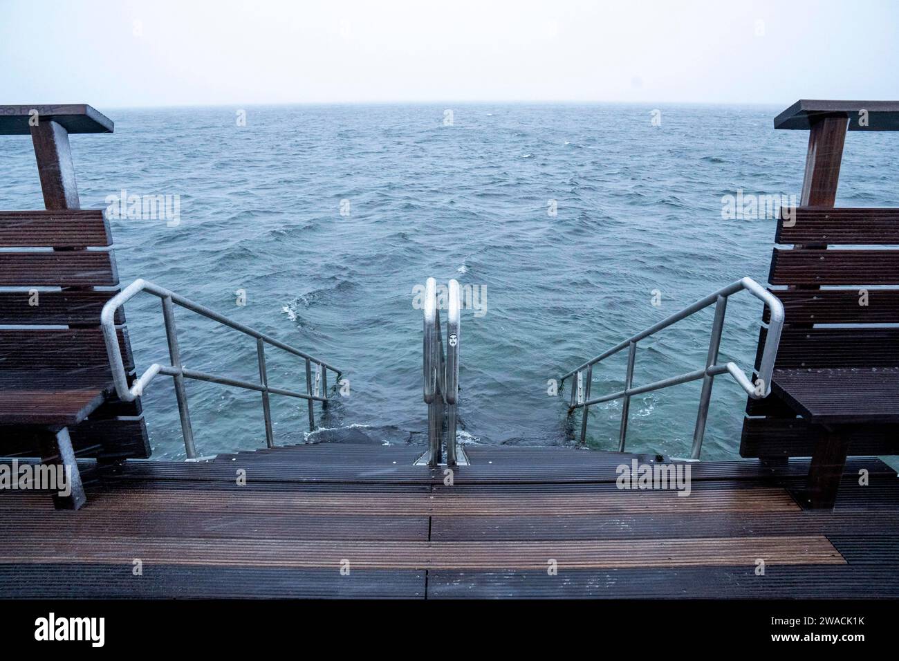 Malmö, Schweden. 3. Jänner 2024. Blick vom Pier am Ribersborgsstranden in Malmö auf die Ostsee, aufgewühlt von starkem Wind und Schneefall mit heftigen Windböen. Skane County *** Malmö, Sweden 3 January 2024 View of the Baltic Sea from the pier at Ribersborgsstranden in Malmö, stirred up by strong winds and snowfall with heavy gusts of wind Skane County Stock Photo