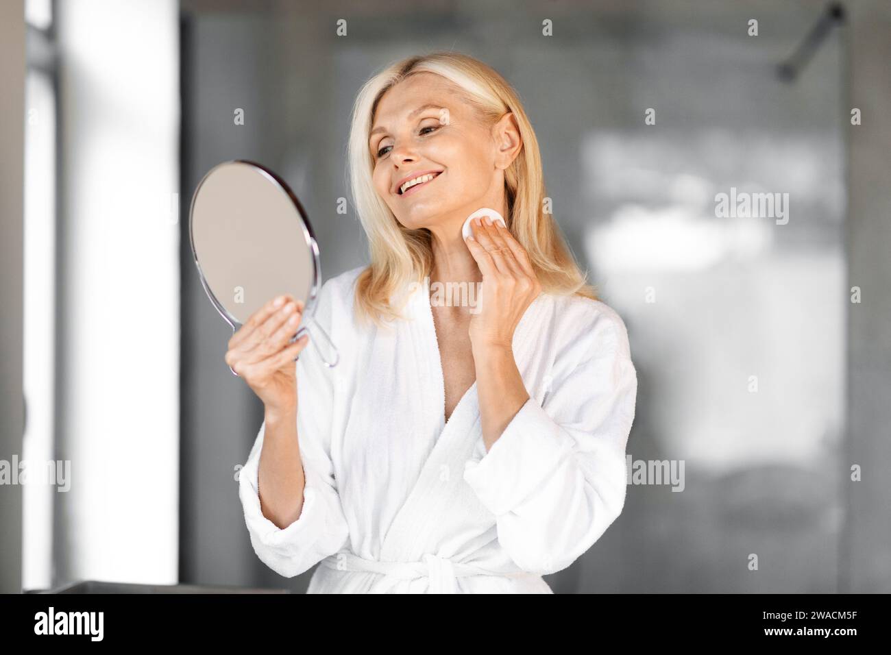 Mature woman looking at neck mirror hi-res stock photography and images ...