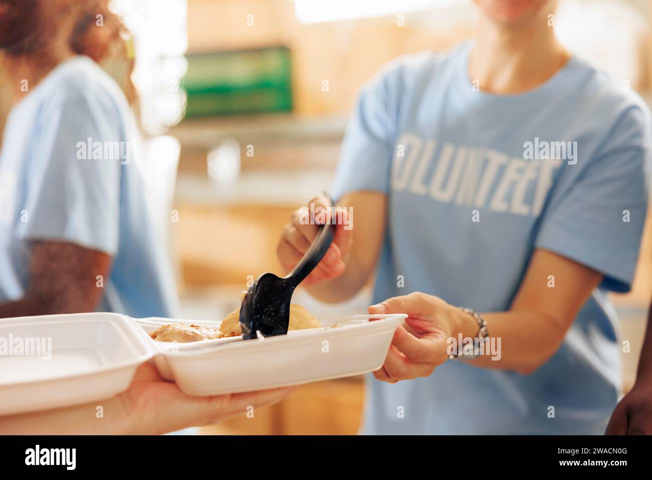 Aid workers food the hungry hi-res stock photography and images - Alamy